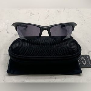 Oakley Half Jacket men’s sunglasses. Color: Black